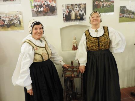 Na sliki Predsednica KD Folklora Cerklje Irena Naglič (na desni) in pobudnica za ustanovitev skupine Vida Plevel